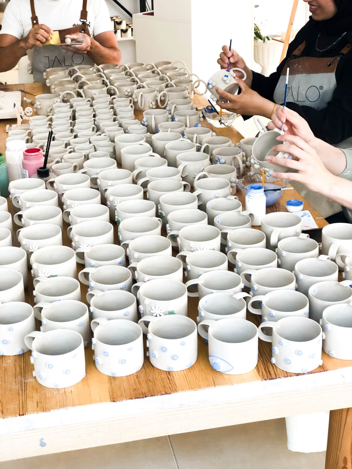 seramik atölyesi boyama işlemi boyayan insanlar görseli el yapımı jalo ceramic seramik