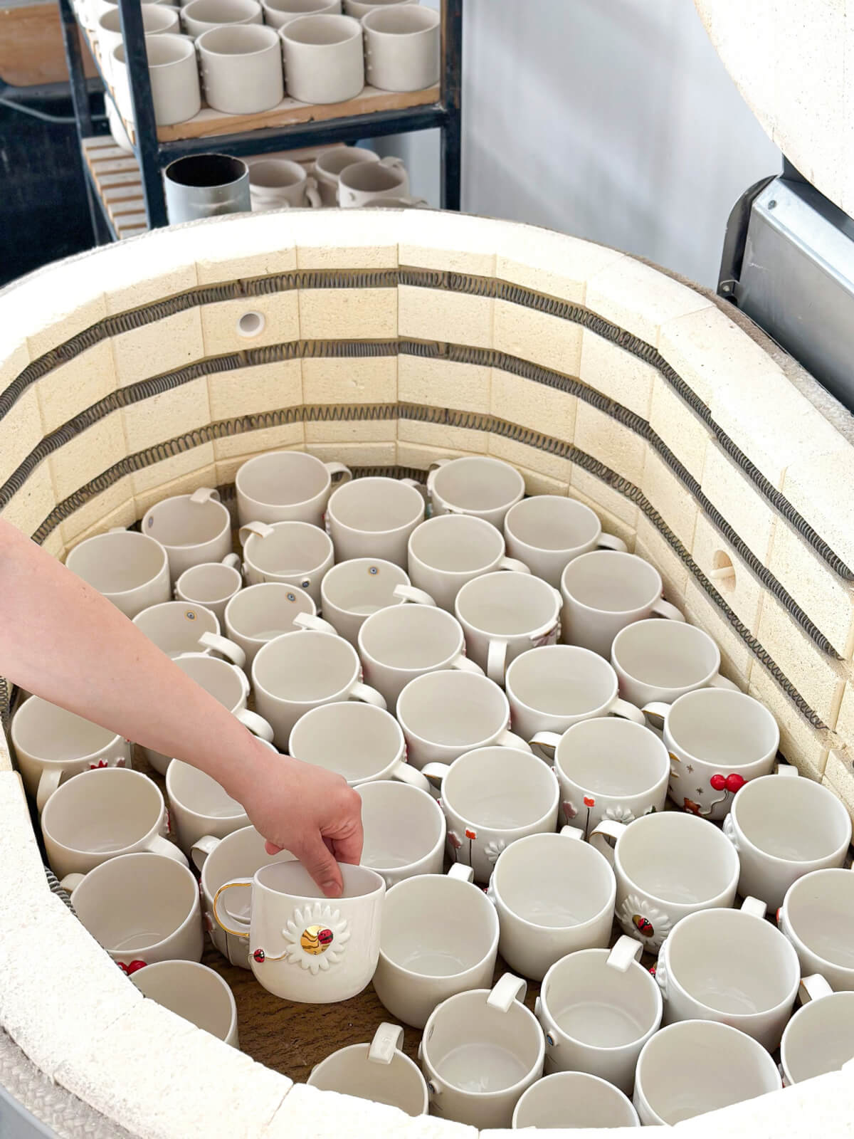 seramik fırınından kupaların boşaltılması el yapımı jalo ceramic seramik